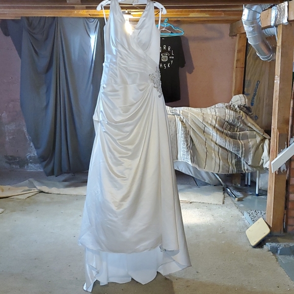 David's Bridal Halter Bodiced Wedding Gown Size 10 - Picture 6 of 10
